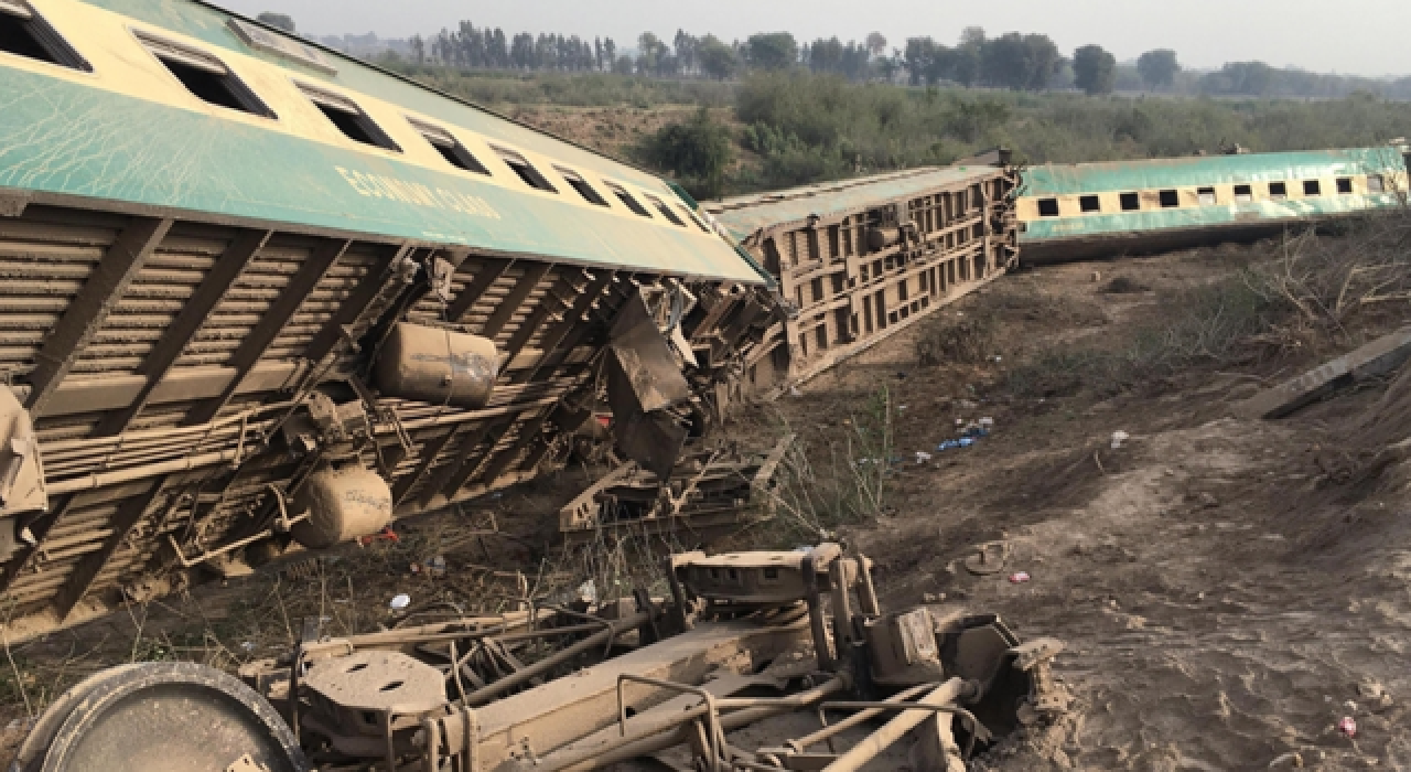 Pakistan'da tren felaketi... Çok sayıda ölü ve yaralı var