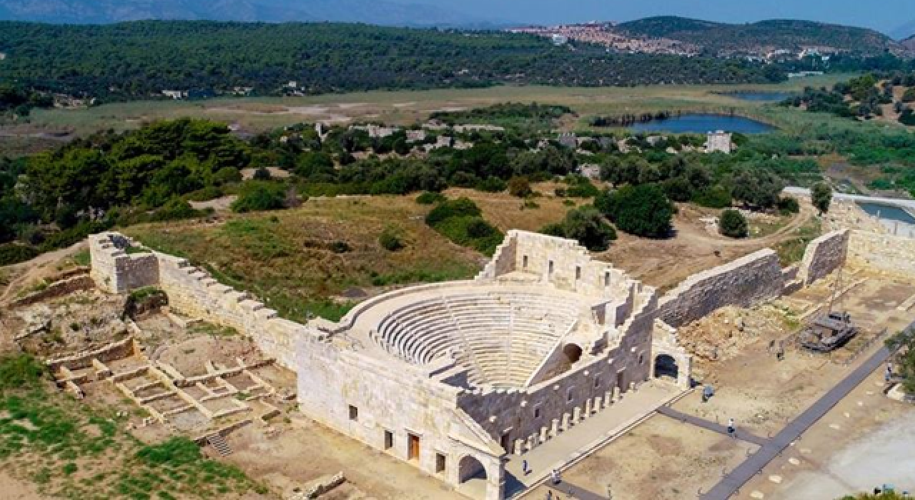 "Patara'dan 2 bin kamyon kum çalındı"