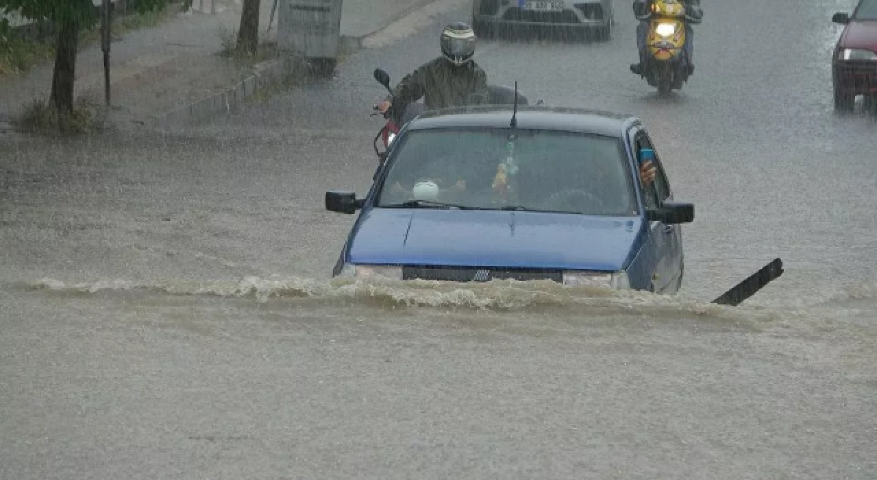 Sağanak aniden bastırdı, cadde ve sokaklar göle döndü