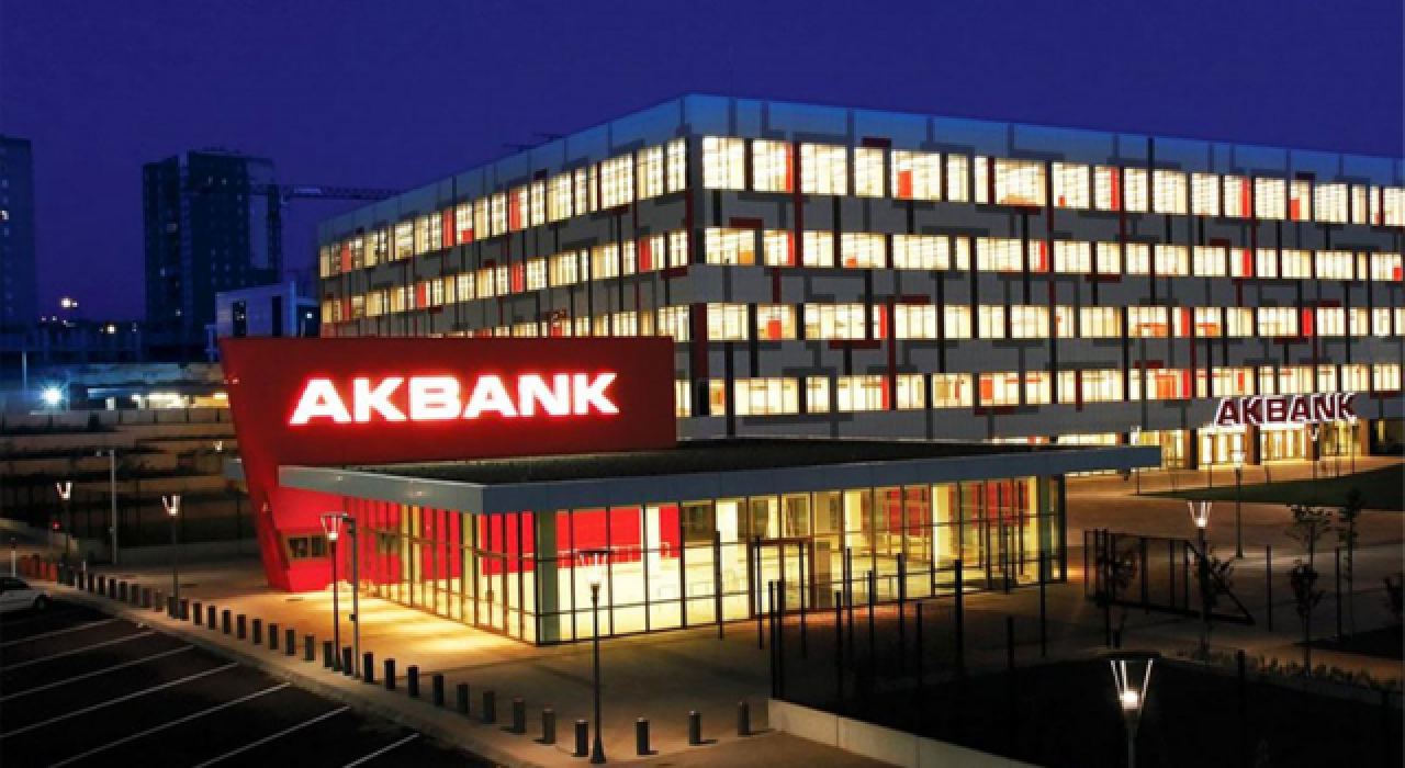 Akbank'ta sistemsel arıza nedeniyle 17 saattir bankacılık işlemleri yapılamıyor