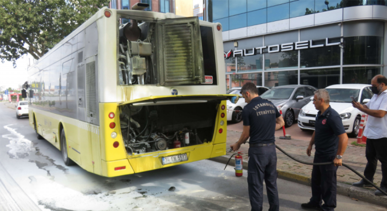 Ataşehir'de özel halk otobüsünde yangın: Yolcular tahliye edildi