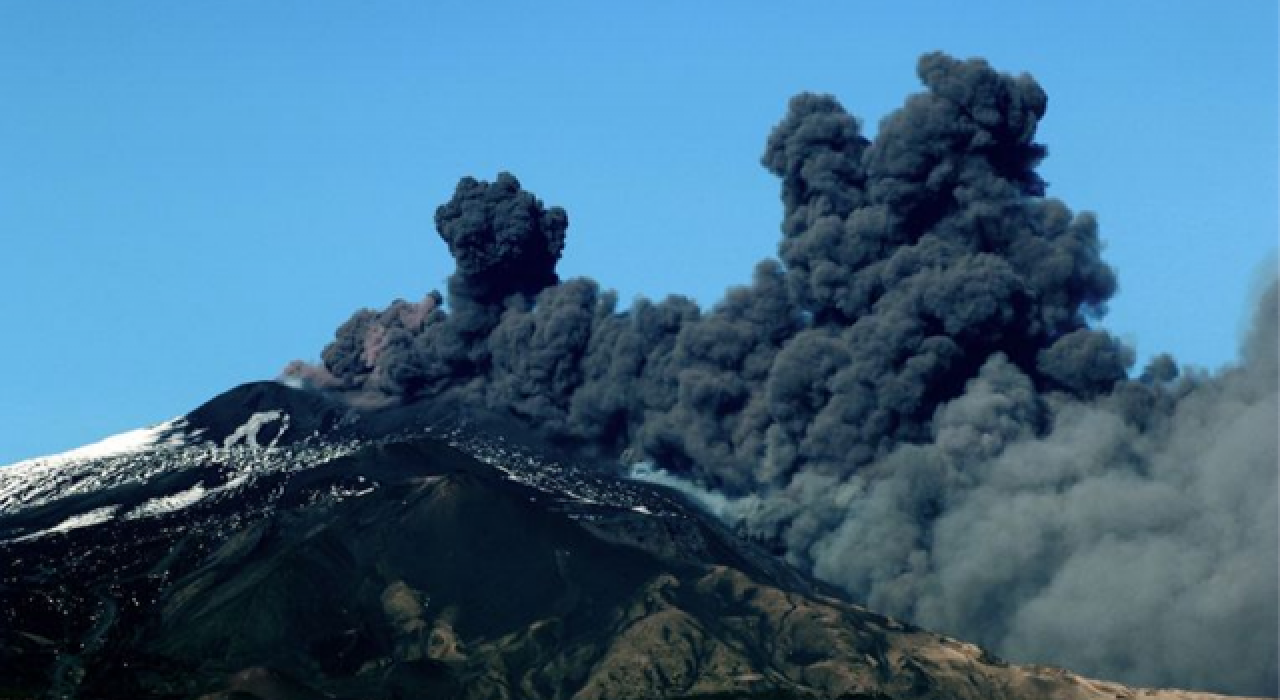 Etna Yanardağı kül bulutları püskürtmeye başladı