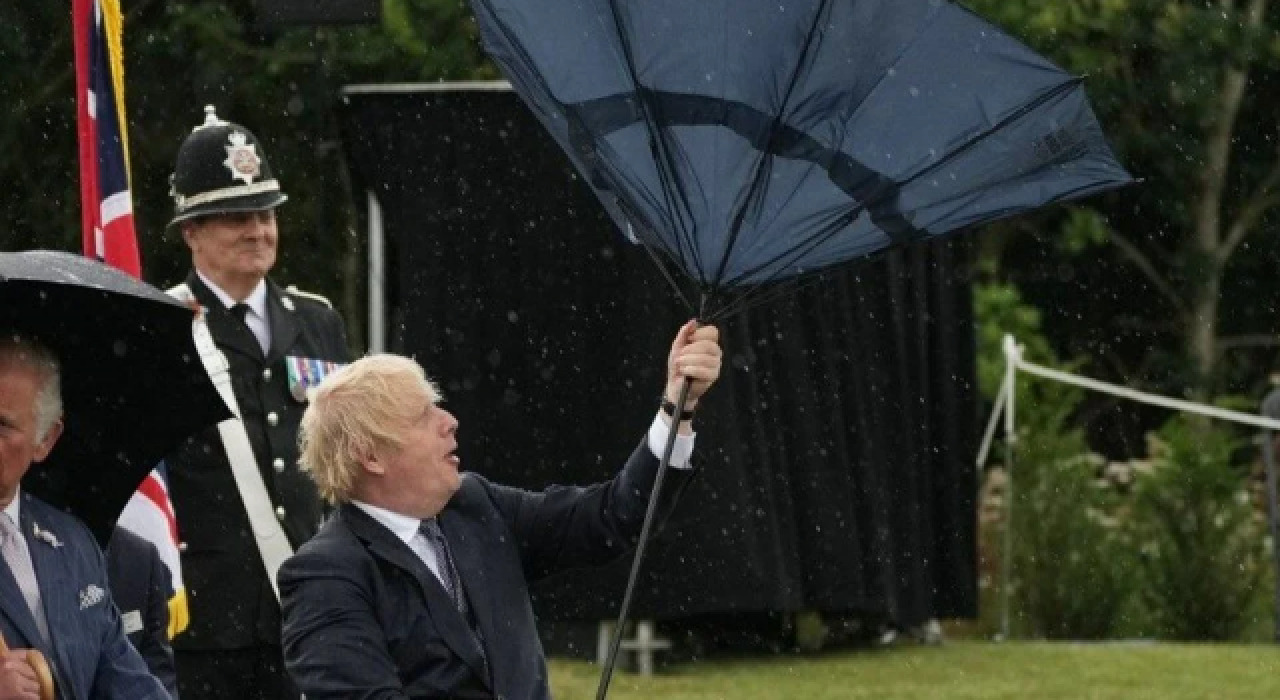 İngiltere Başbakanı Boris Johnson'ın şemsiyeyle mücadelesi