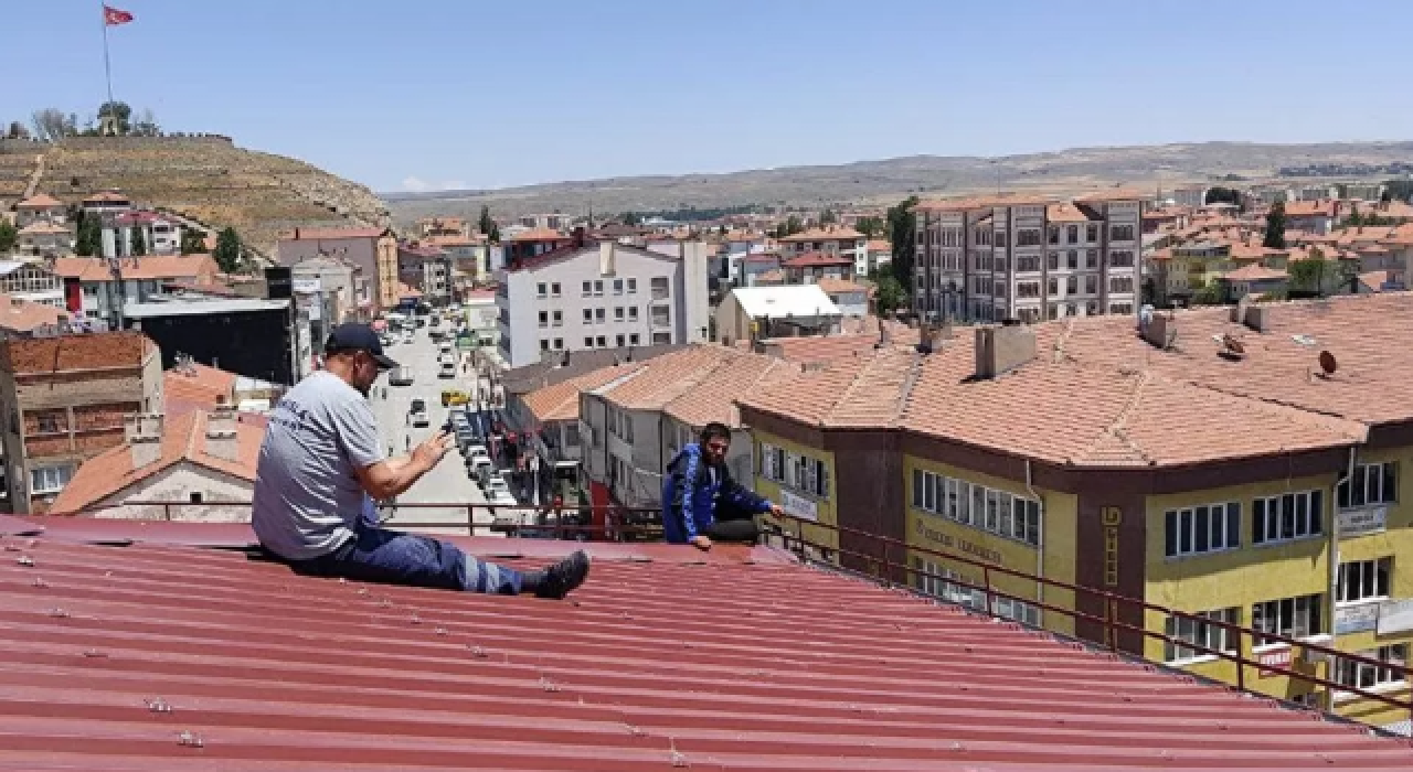 İntihar etmek isteyen genci belediye başkanı vazgeçirdi