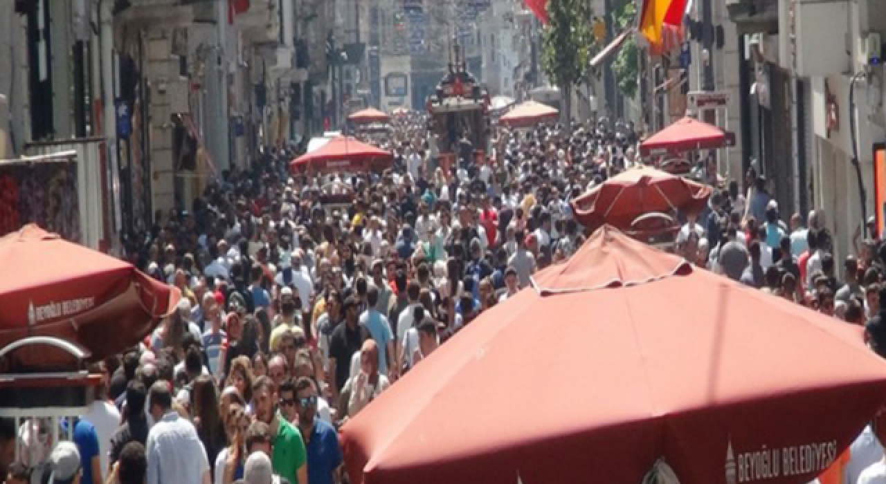 İstiklal'de bayram yoğunluğu: Maske yok, mesafe yok