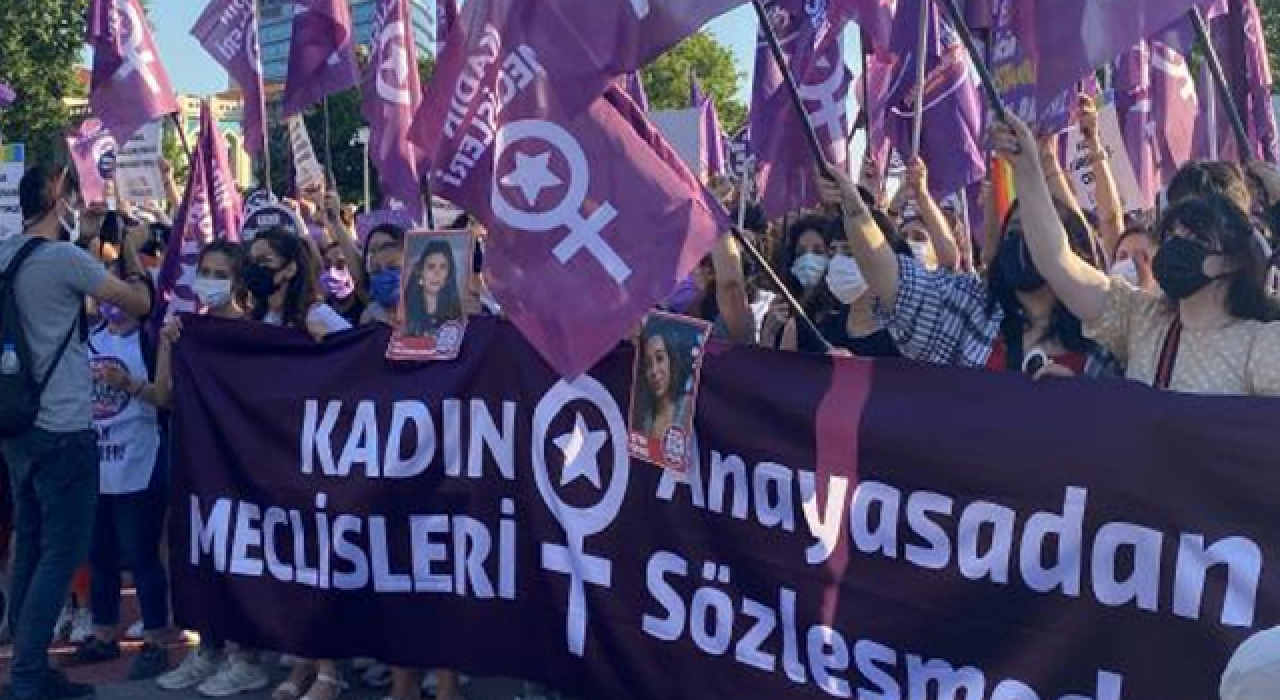 Kadıköy'de yüzlerce kadından İstanbul Sözleşmesi eylemi