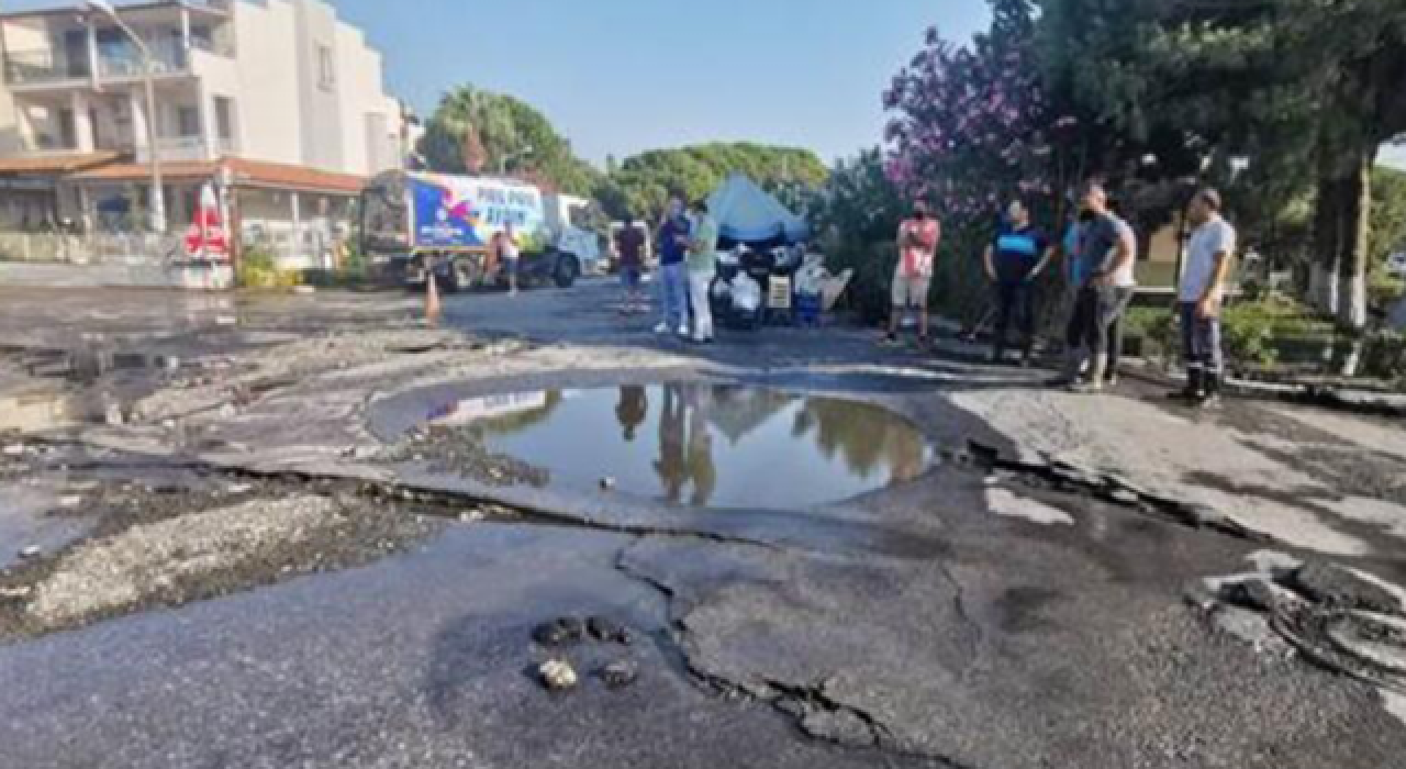 Kuşadası’nda patlayan lağımın suları denize karıştı!