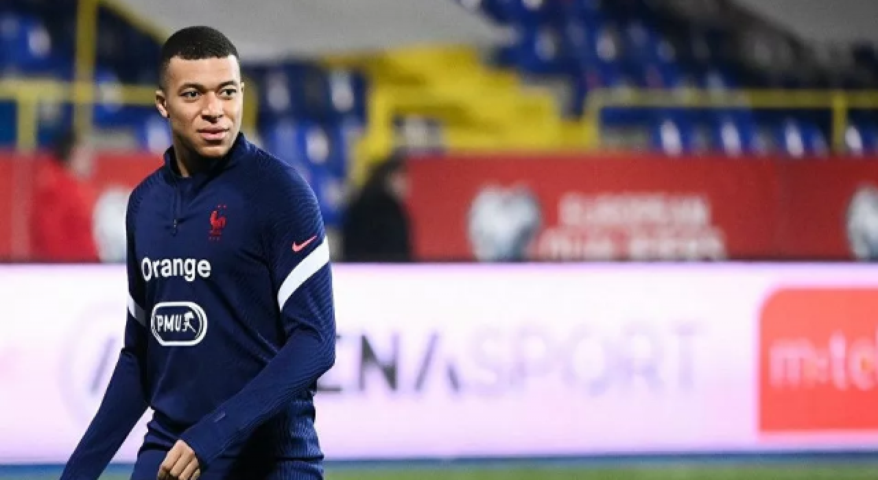 Kylian Mbappe, FIFA 22'nin kapağında