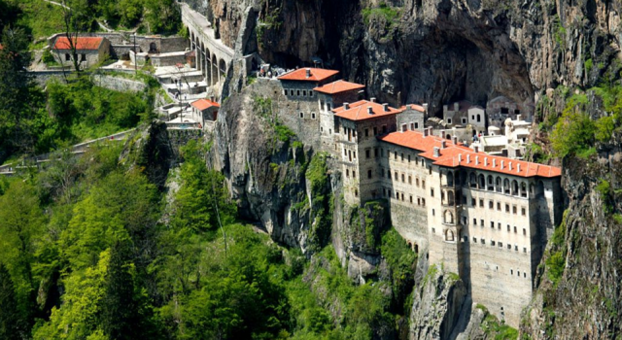 Sümela Manastırı'nda restorasyon atıkları dereye dökülmüş