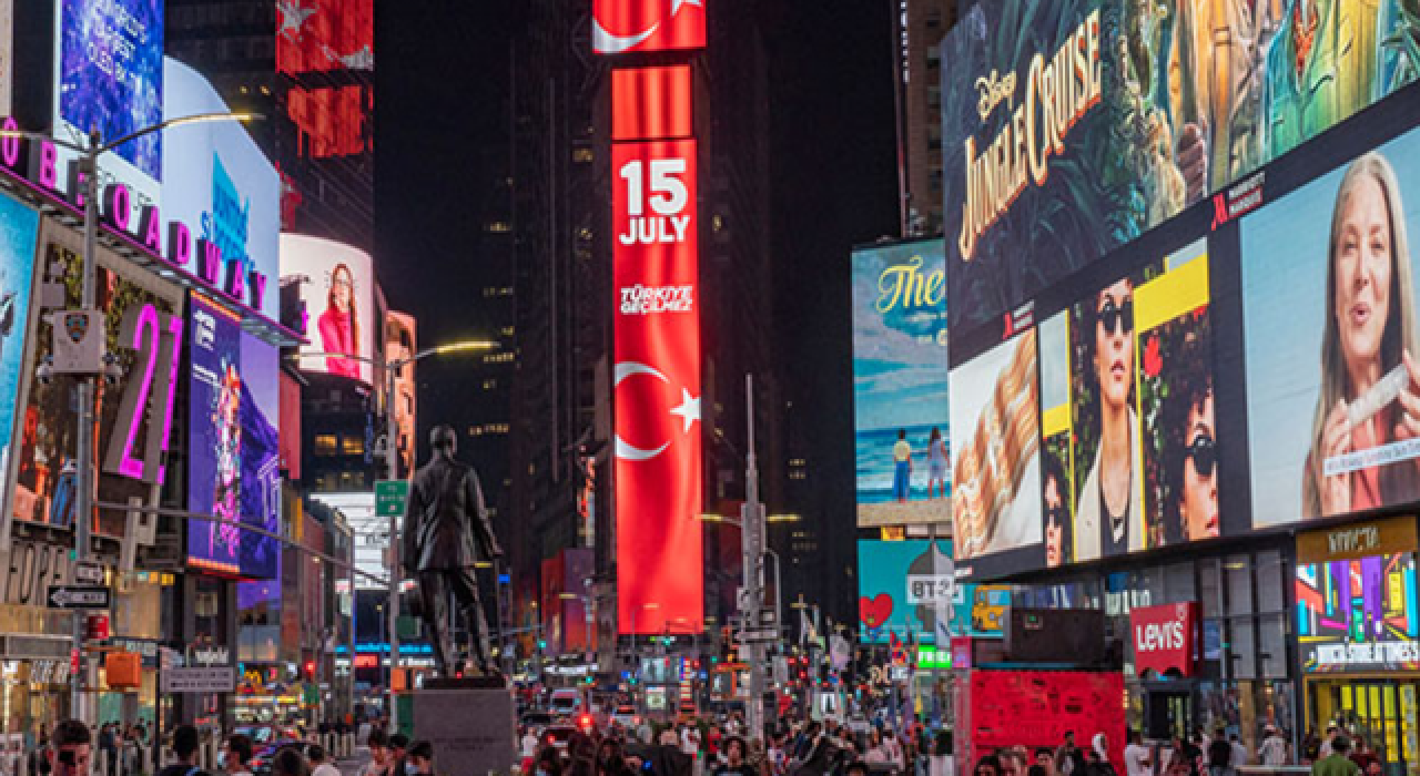 Times Meydanı'nda "15 Temmuz: Türkiye Geçilmez" yazısı