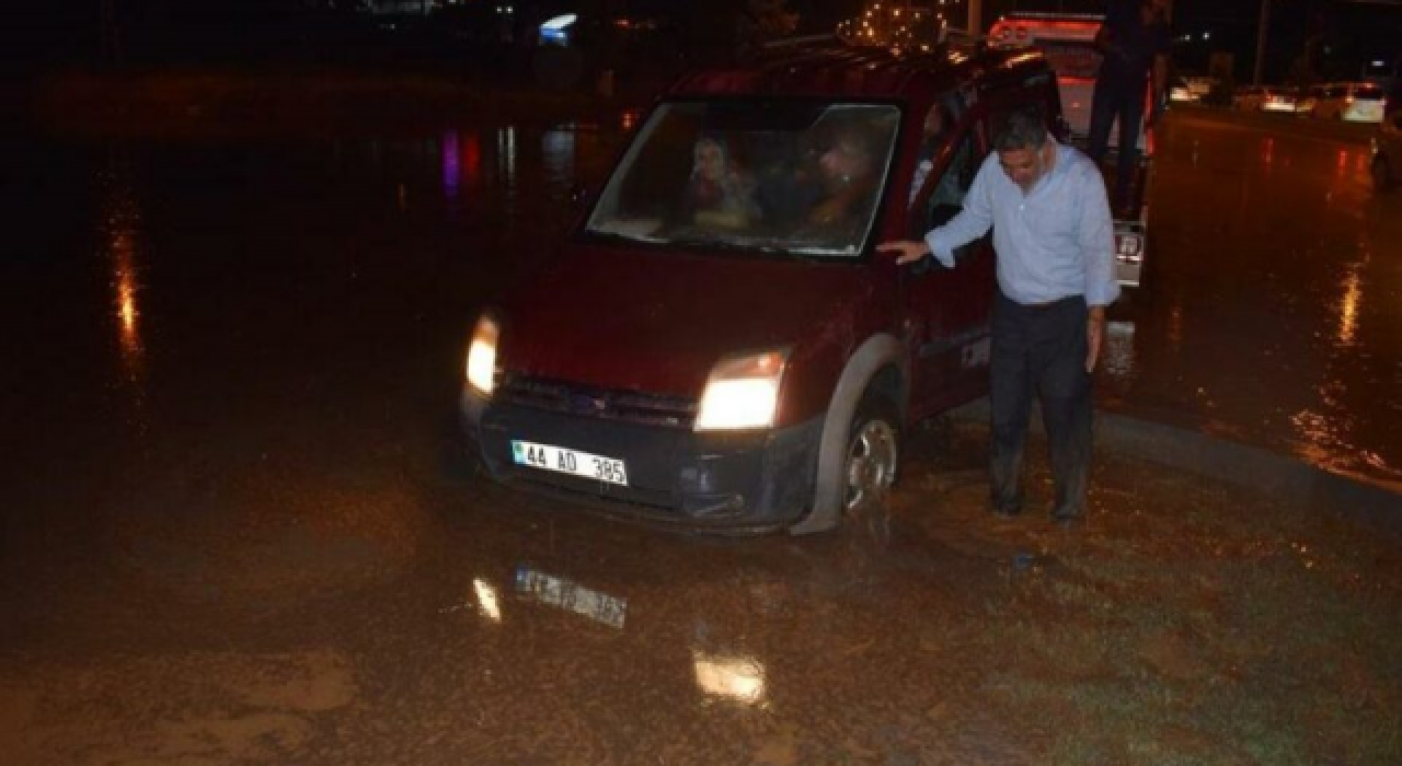 20 dakikalık sağanak yağış Malatya'da sokakları göle çevirdi