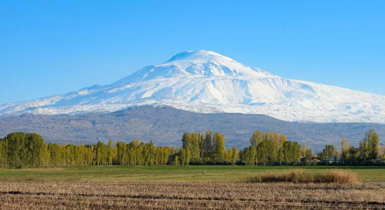 Ağrı Dağı'na kar yağdı