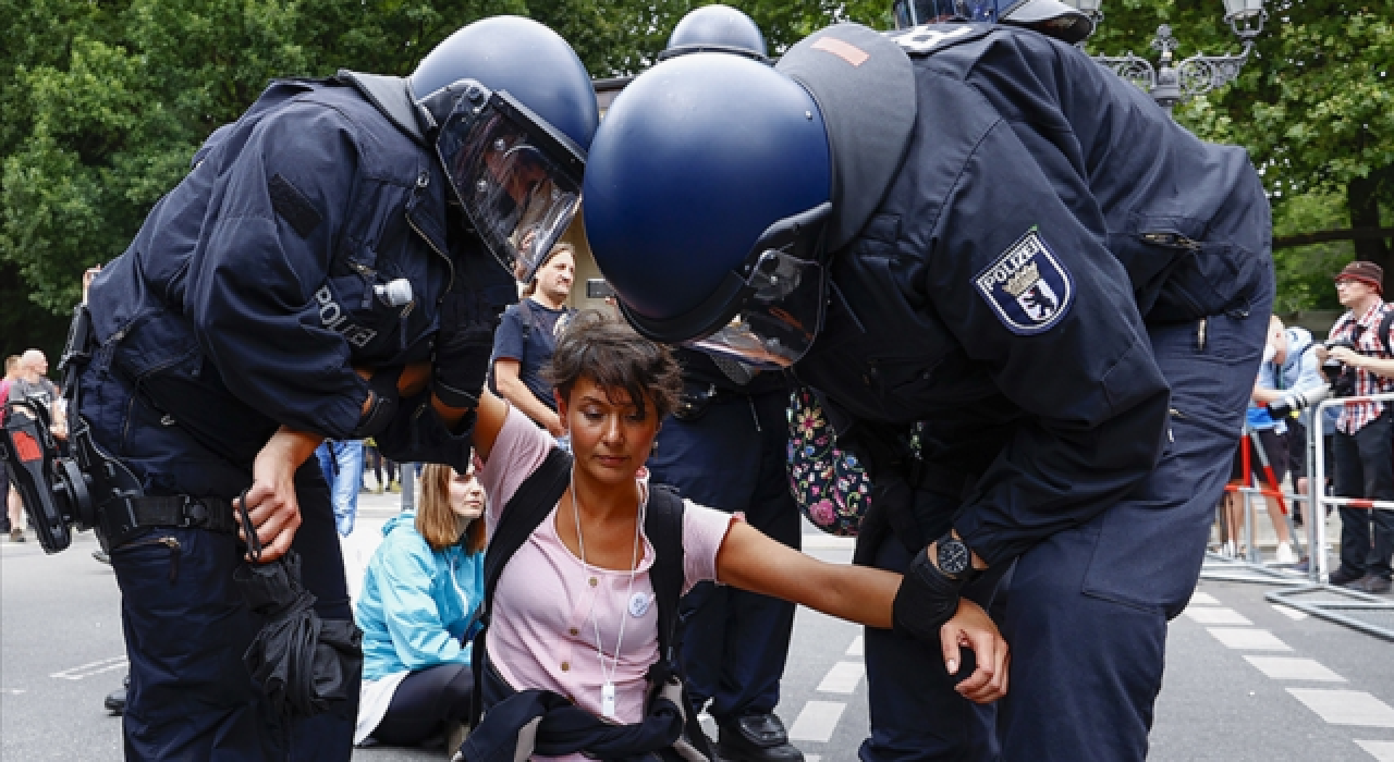 Almanya'da koronavirüs önlemleri protesto edildi