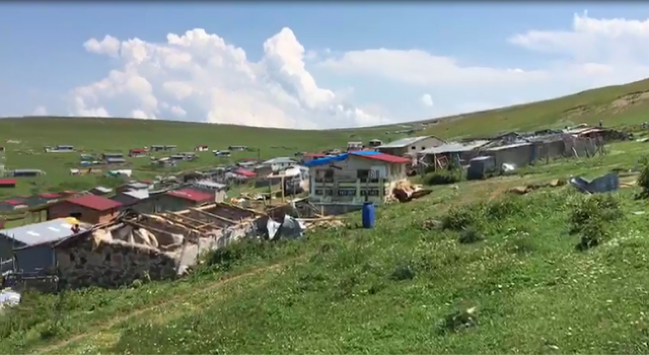 Artvin'de etkili hortum, fırtına ve dolu; çatılar uçtu, evler hasar gördü