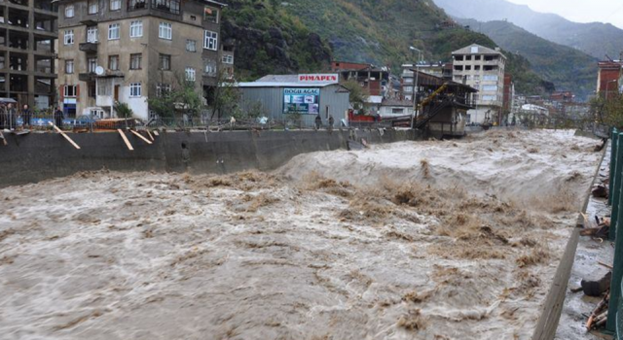 Artvin'de sel nedeniyle 14 köy yolu ulaşıma kapandı