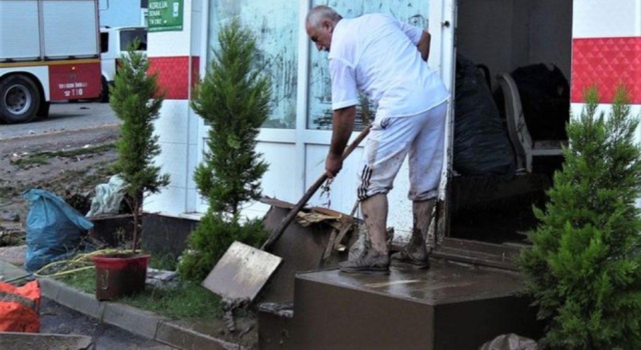 Bursa’da sağanak nedeniyle birçok ev ve iş yerini su bastı