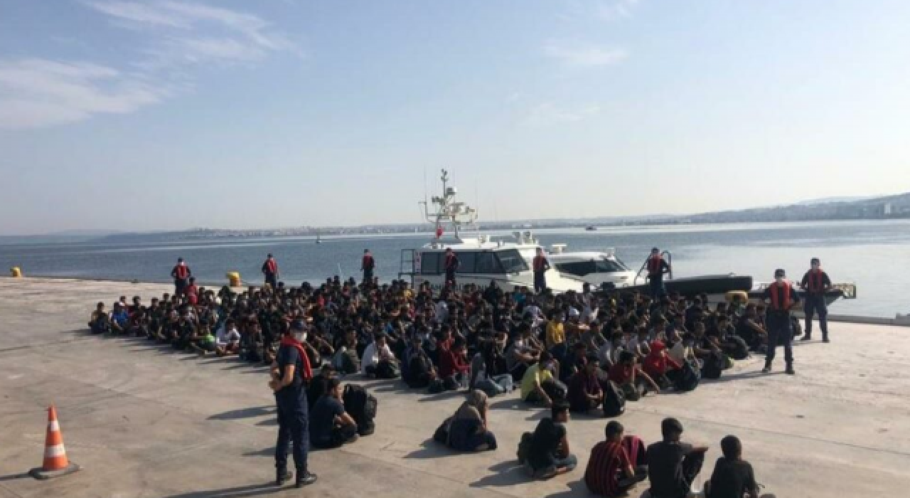 Çanakkale'de balıkçı teknesinde 204 düzensiz göçmen yakalandı