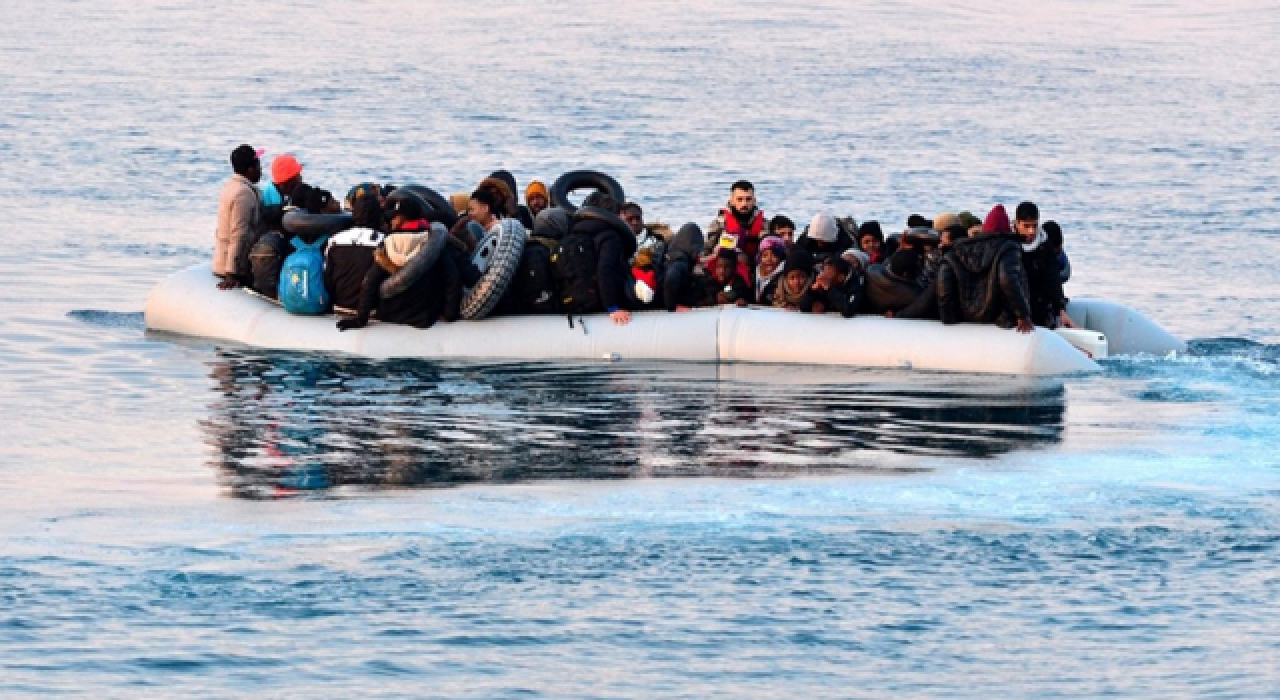 Çanakkale'de botları sürüklenen kaçak göçmenler kurtarıldı