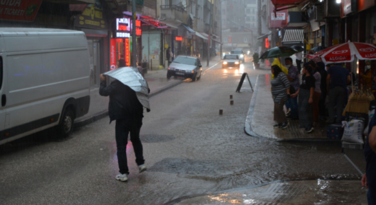 Fatsa'da yağış sebebiyle bir çok ev ve iş yerini su bastı