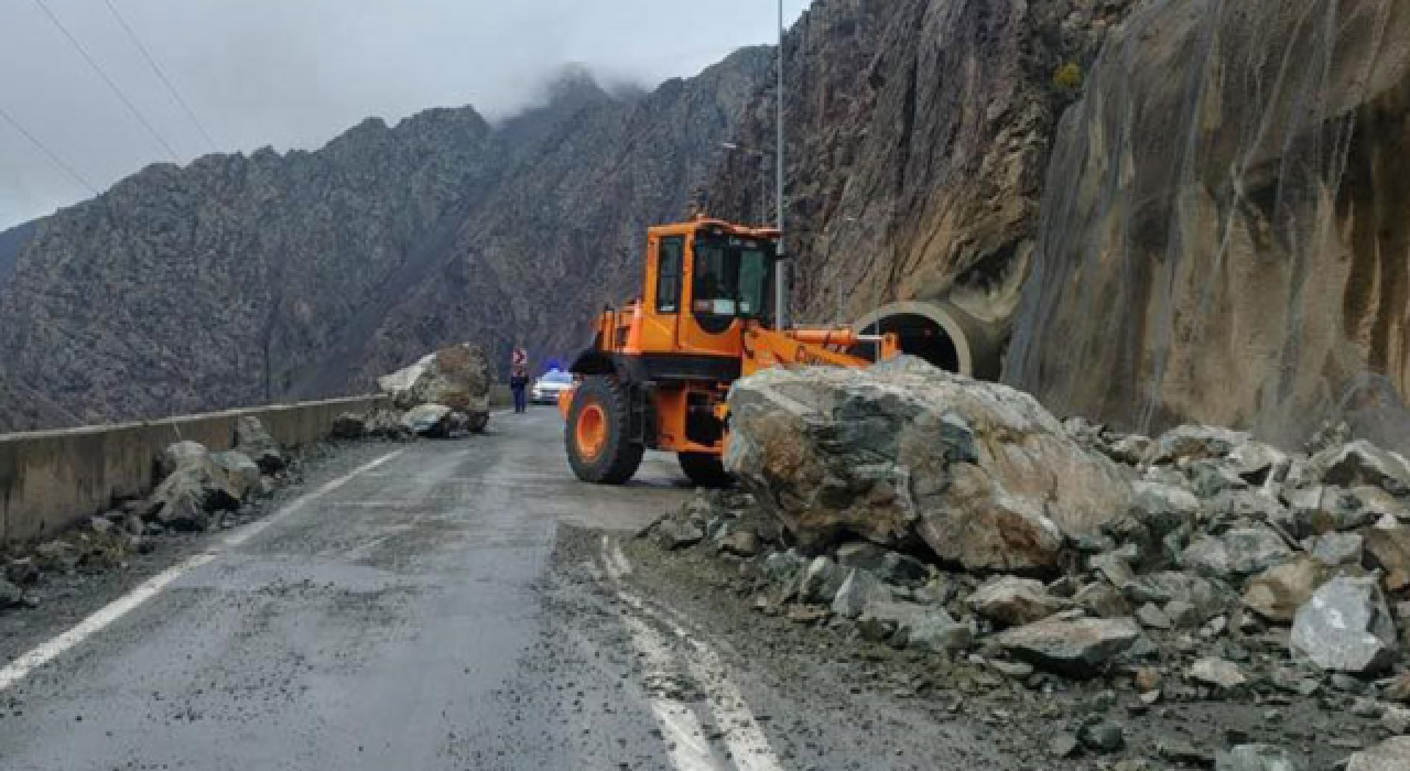 Heyelan nedeniyle Artvin-Erzurum yolu trafiğe kapandı