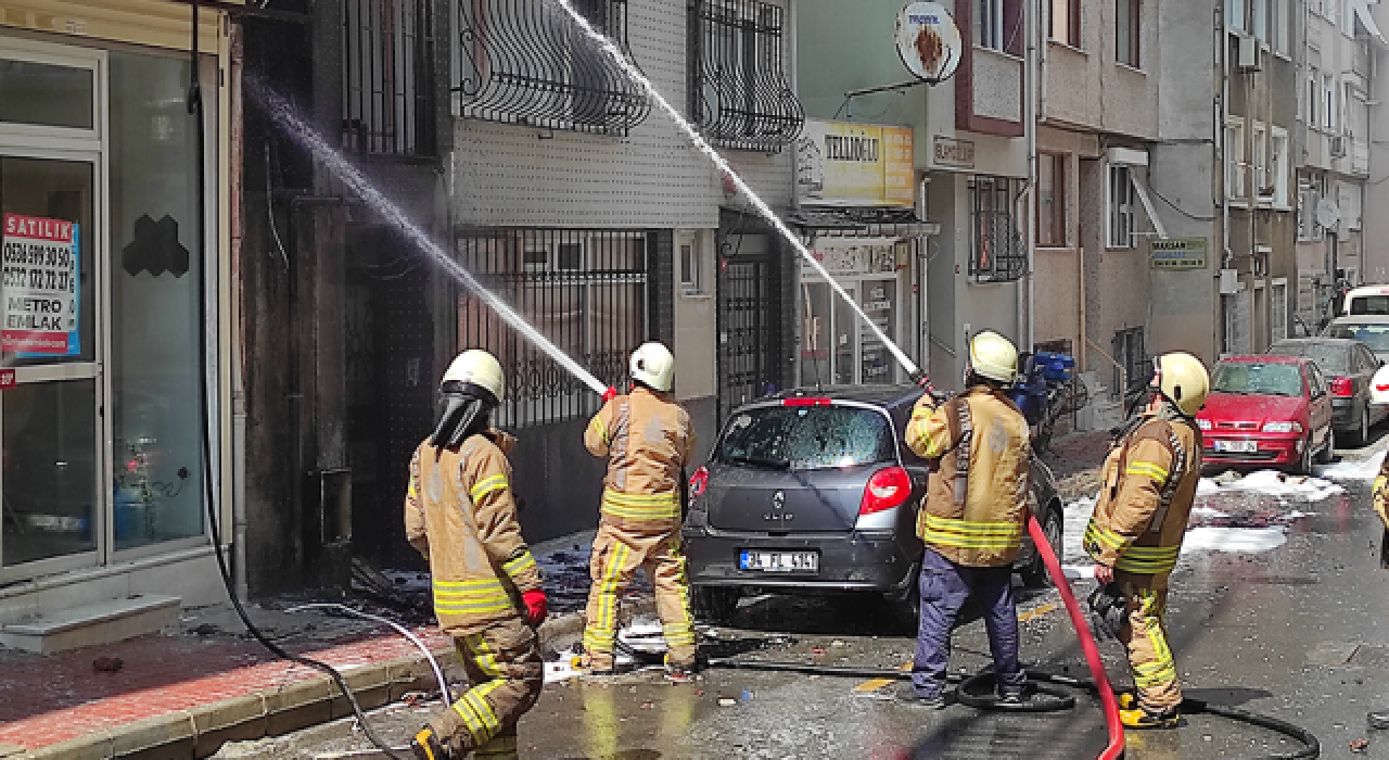 İstanbul Üsküdar'da doğalgaz kutusunda çıkan yangın binanın çatısına sıçradı!