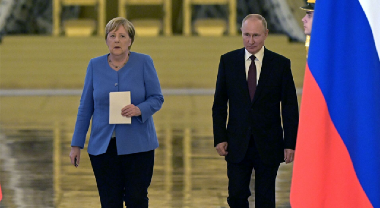 Merkel: Putin doğalgaz boru hattını silah olarak kullanmamalı