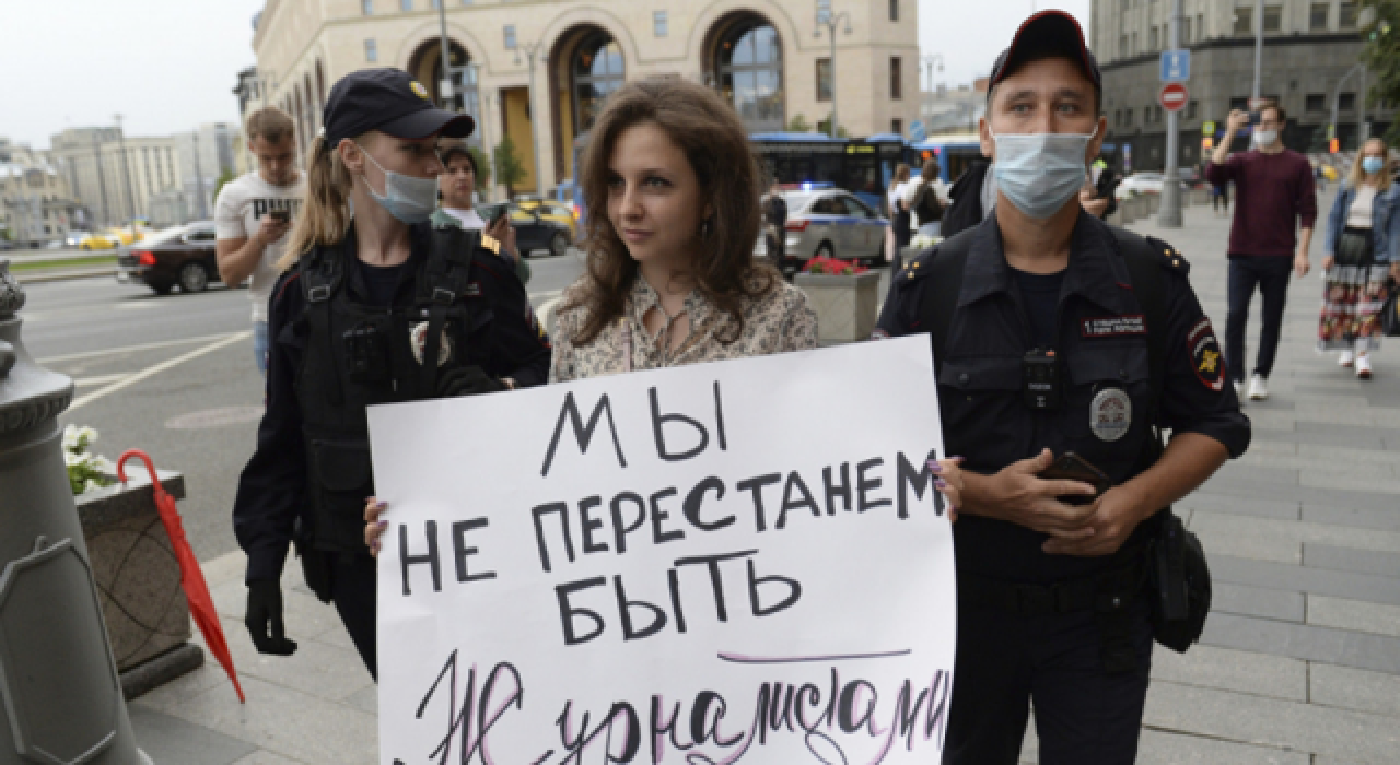 Moskova'da bağımsız gazeteciliğe yapılan baskıyı protesto eden gazeteciler gözaltına alındı