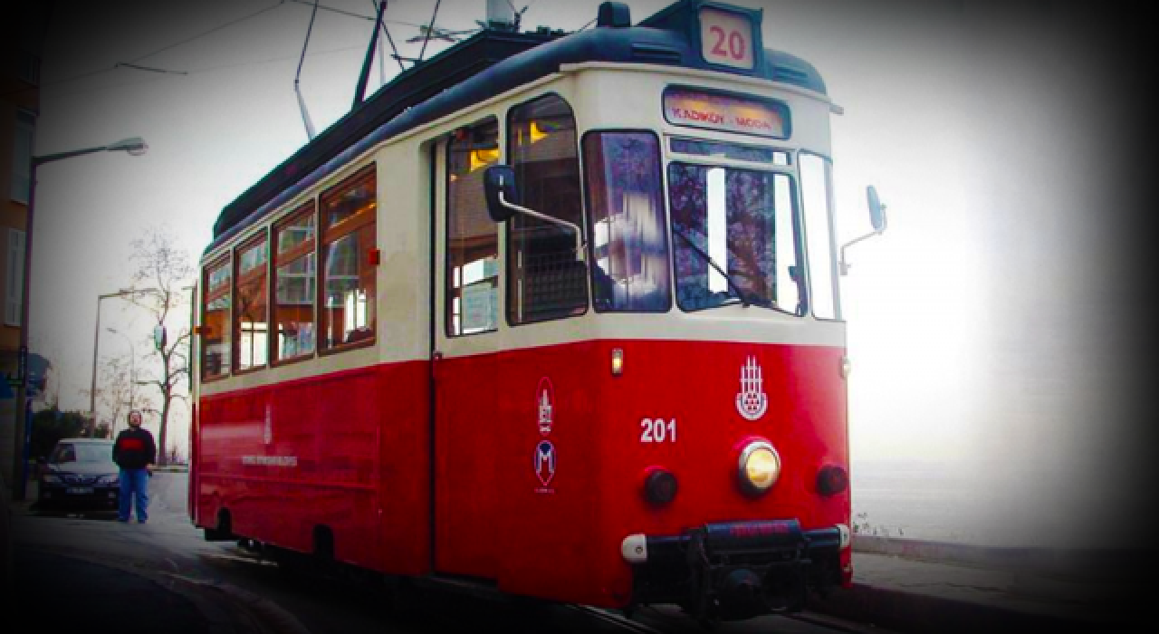 Nostaljik tramvayın ilk kadın makinistleri Kadıköy raylarında