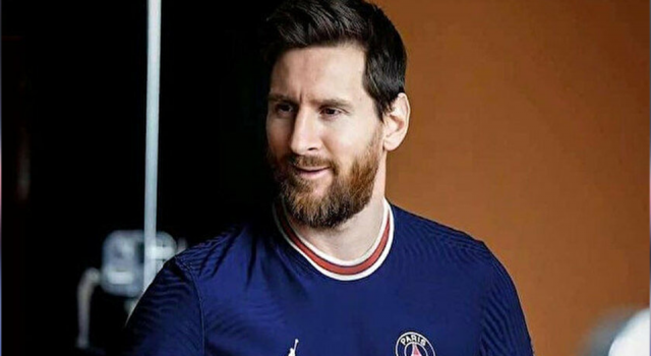 PSG, Lionel Messi'yi kadrosuna kattığını resmen açıkladı