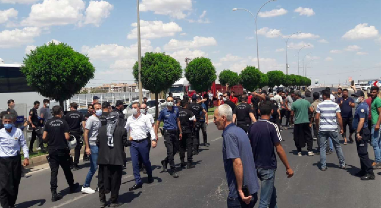 Şanlıurfa'da elektrik kesintilerini protesto eden çiftçiler karayolunu kapattı