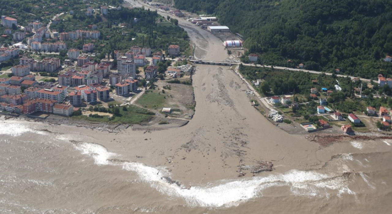 Sel afeti sonrası Bartın'da deniz çamur rengine döndü