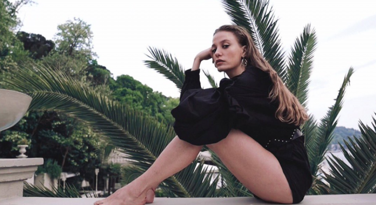 Serenay Sarıkaya'nın aracı kaza yaptı!