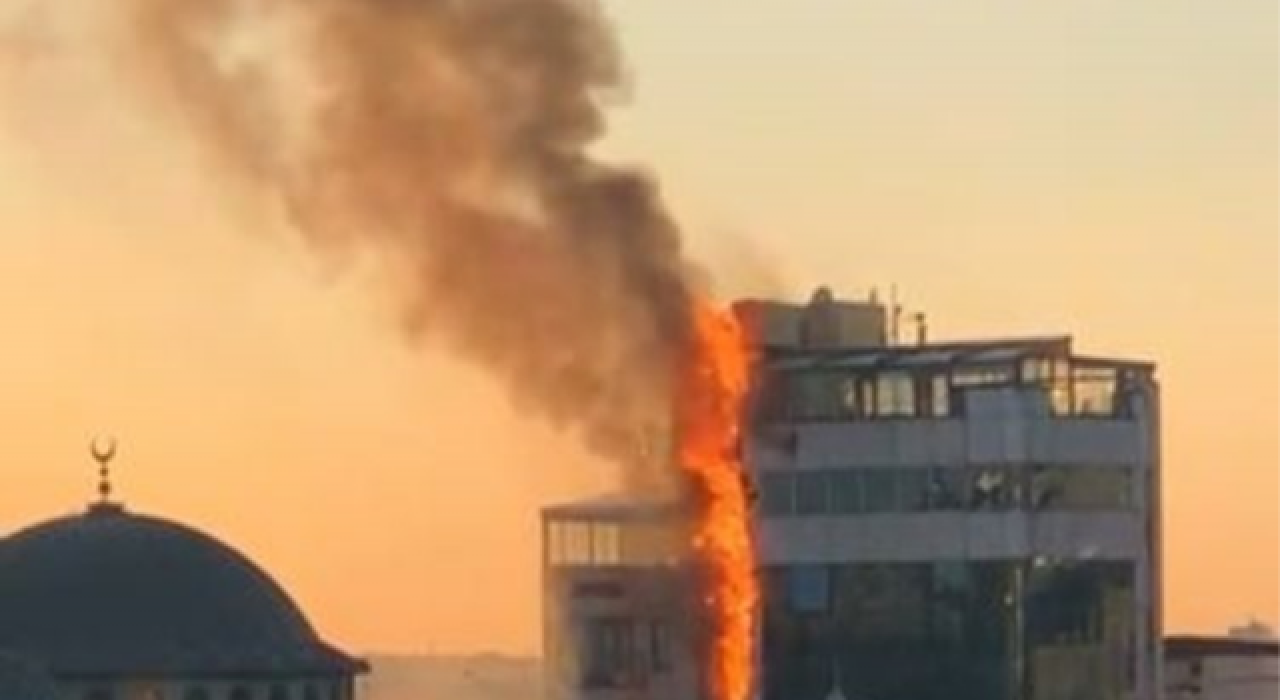 Taksim'de iş merkezinde çıkan yangın kontrol altına alındı