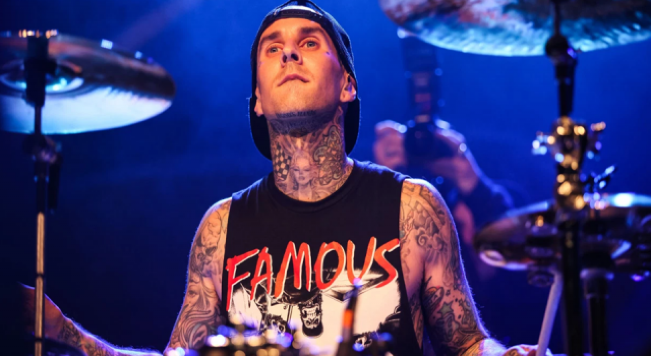 Travis Barker, 13 yıl sonra uçak korkusunu aşkla yendi