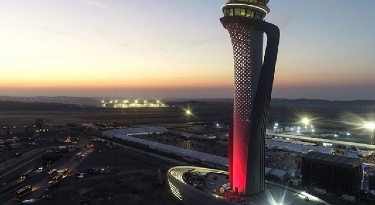 Türk vatandaşlarını yurda getiren uçak İstanbul Havalimanı’na indi