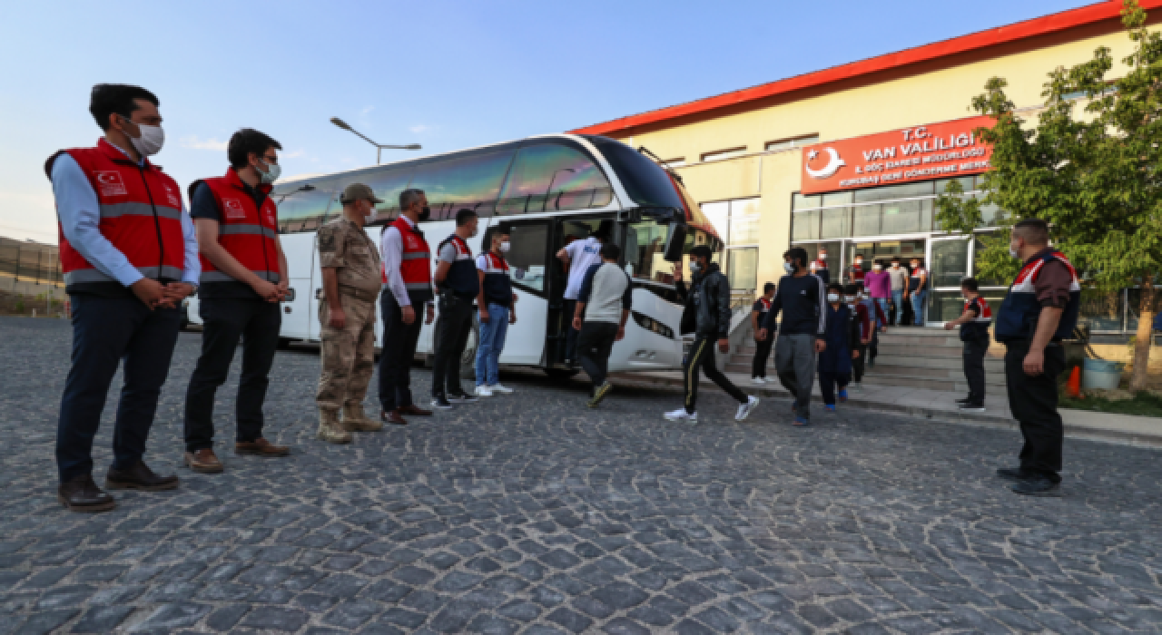 Van'da  yakalanan göçmenler sınır dışı ediliyor