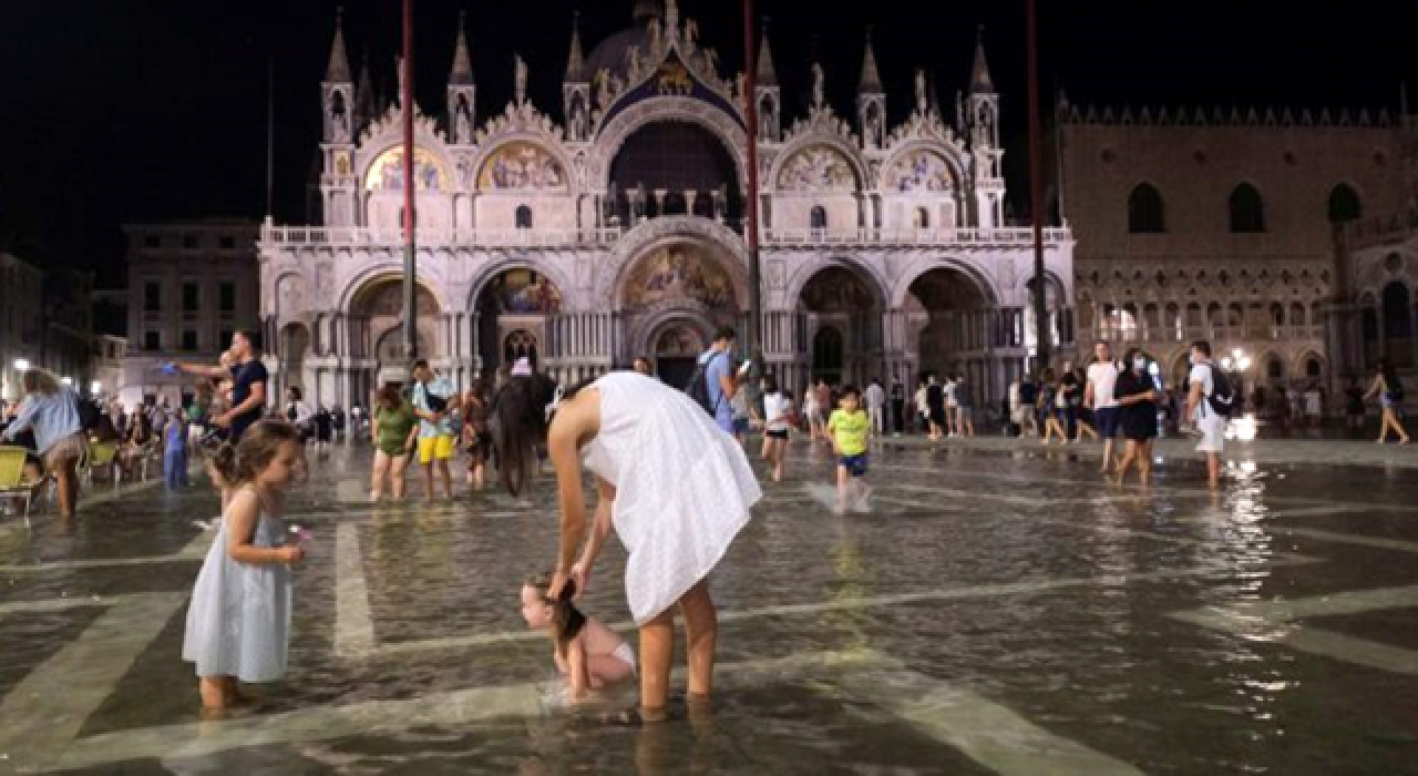 Venedik’in ünlü meydanı Piazza San Marco'yu su bastı