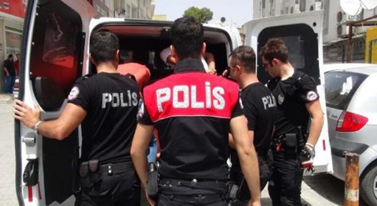 Adana'da polis okul çevresinde arama yapıyor