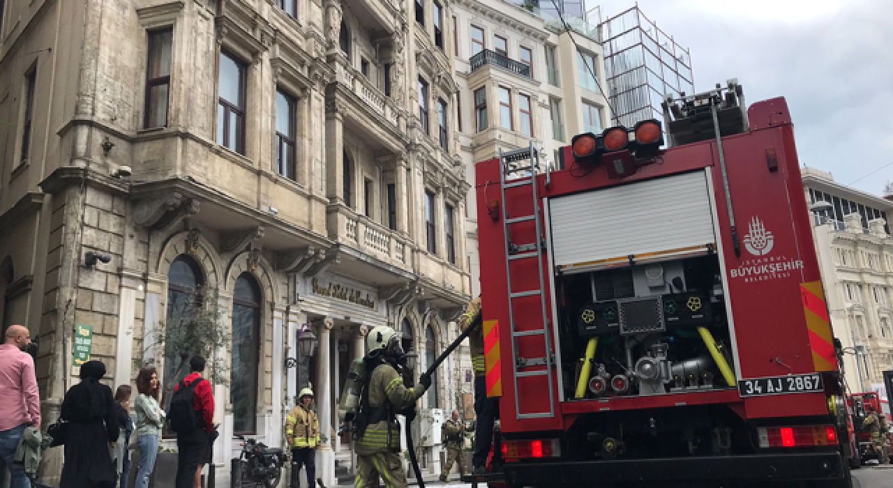 Beyoğlu'nda 129 yıllık tarihi otelde yangın!