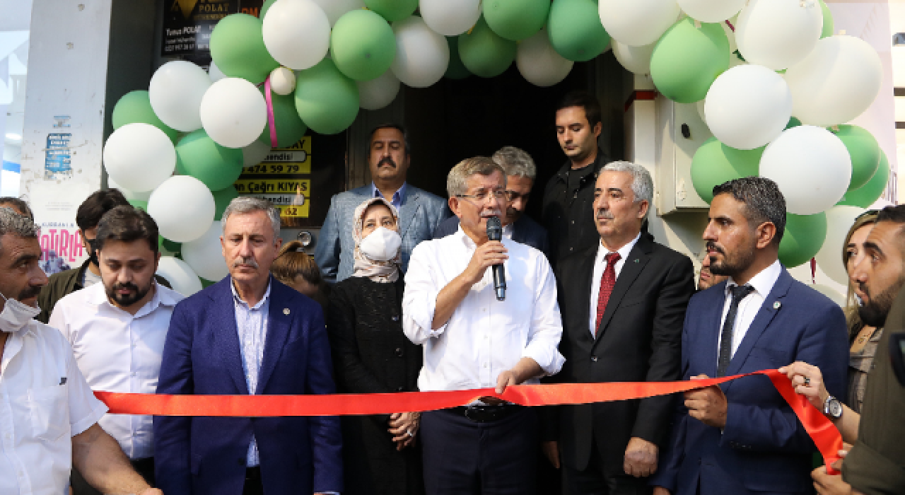 Davutoğlu: Yurt dışında rızık aramak zorunda bırakanlardan hesap sormaya geliyoruz