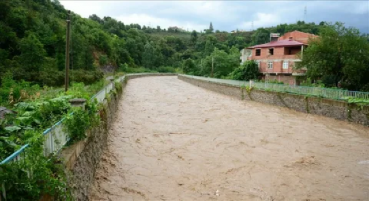 Giresun’da şiddetli yağış nedeniyle dereler taştı