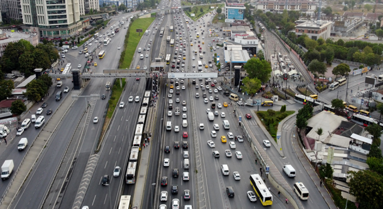 Haftanın ilk gününde İstanbul'da trafik yoğunluğu yüzde 55!