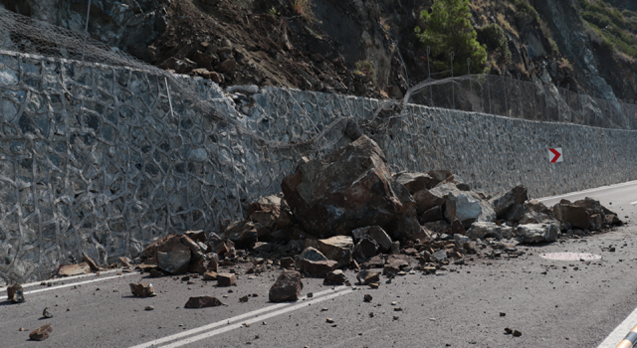 Hatay'da düşen kaya parçaları nedeniyle yol ulaşıma kapandı