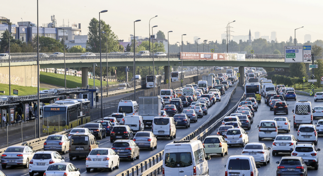 İstanbul'da haftanın ilk iş gününde trafik yoğunluğu yüzde 63'ü gördü!