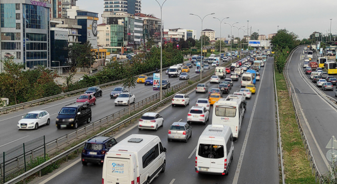 İstanbul'da sabah saatlerinde trafik yoğunluğu yüzde 60'ı gördü!