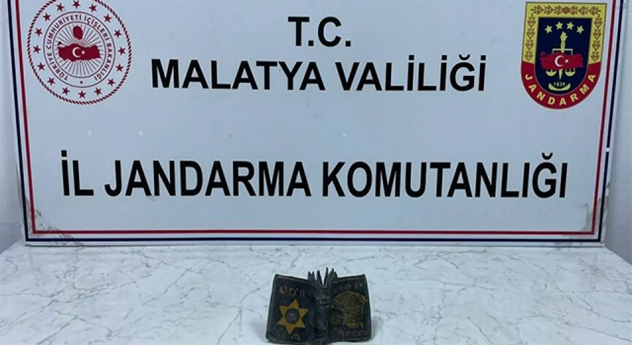 Malatya'da Roma dönemine ait altın yaldızlı kitap ve sütun ele geçirildi