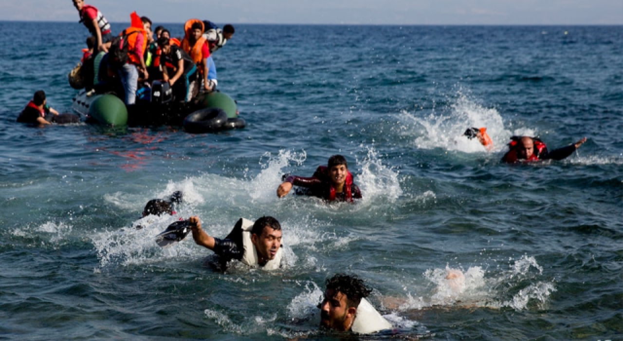 Muğla'da Türk kara sularına itilen 21 düzensiz göçmen kurtarıldı