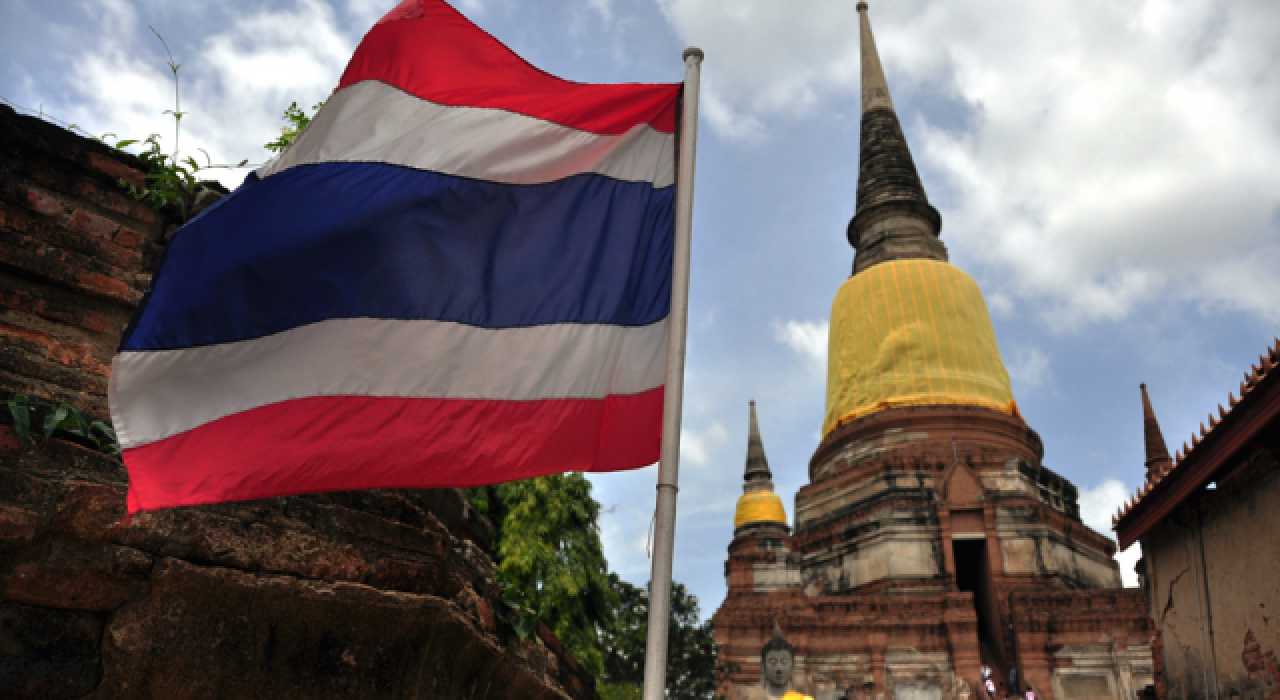 Tayland'da iki kabine üyesi görevden alındı