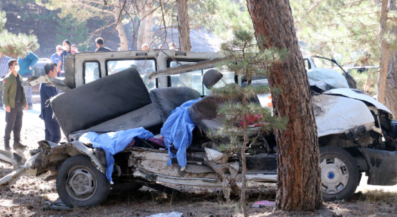 Afyon'da 5 öğrencinin yaşamını yitirdiği kazada, ilçe milli eğitim ve okul müdürü görevden aldı