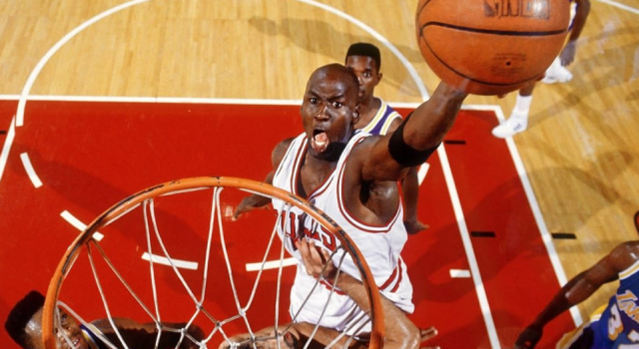 Basketbol efsanesi Michael Jordan'ın ayakkabıları açık artırmaya çıkıyor